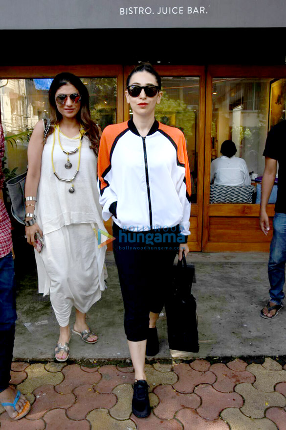 karisma kapoor snapped with friends at sequel 1