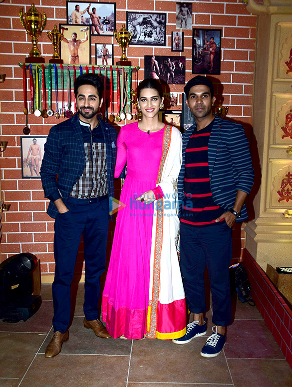 kriti sanon ayushmann khurrana and rajkummar rao snapped promoting the film bareilly ki barfi 7