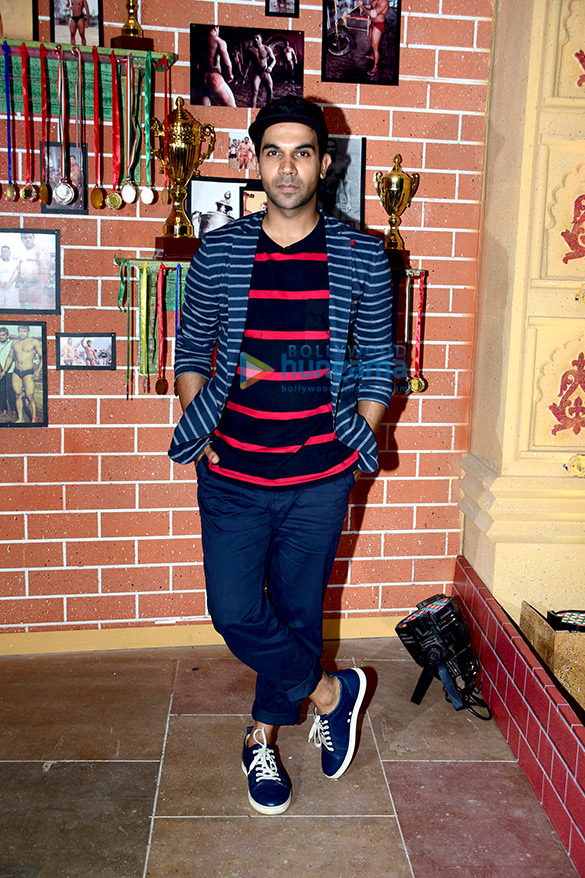 kriti sanon ayushmann khurrana and rajkummar rao snapped promoting the film bareilly ki barfi 8