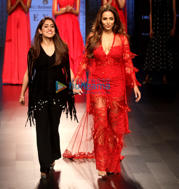 malaika arora walks for ridhi mehra at lakme fashion week 2017 3
