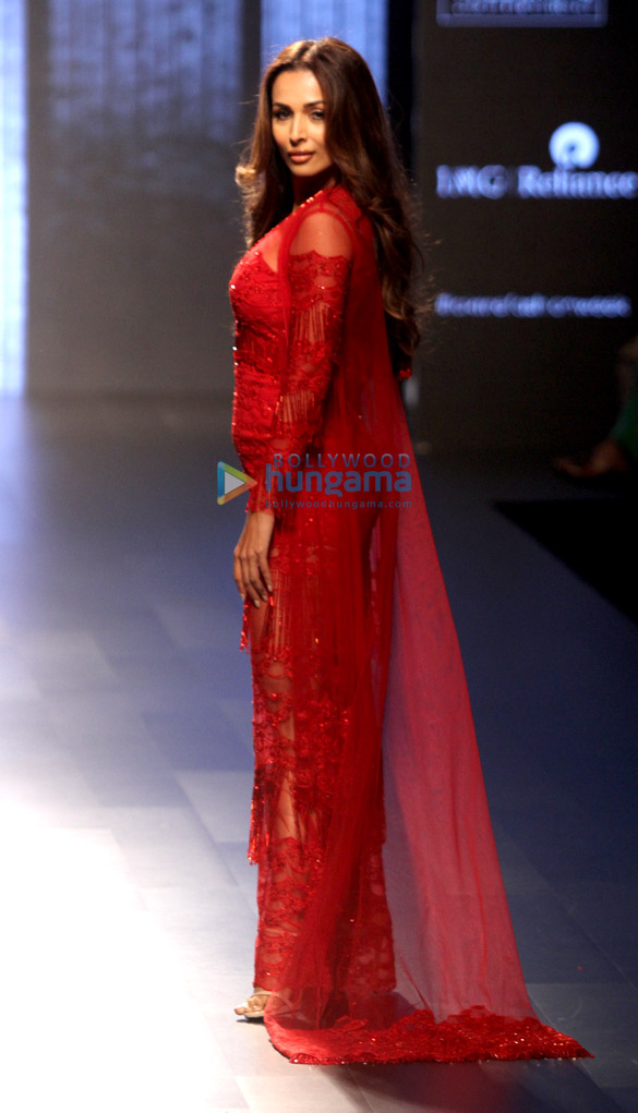 malaika arora walks for ridhi mehra at lakme fashion week 2017 8