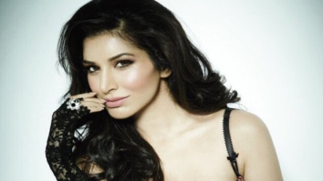 OMG! Sophie Choudry looks HOT in this picture!