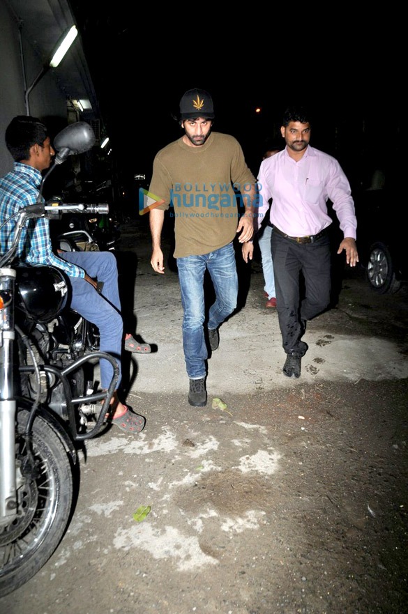 ranbir kapoor snapped post a meeting with director shoojit sircar in juhu 2
