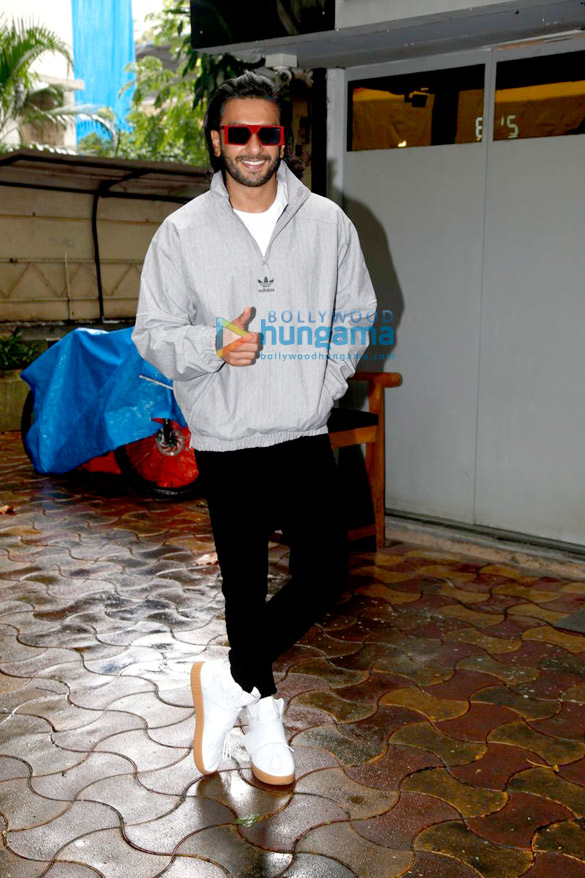 ranveer singh snapped post a salon session in bandra 3