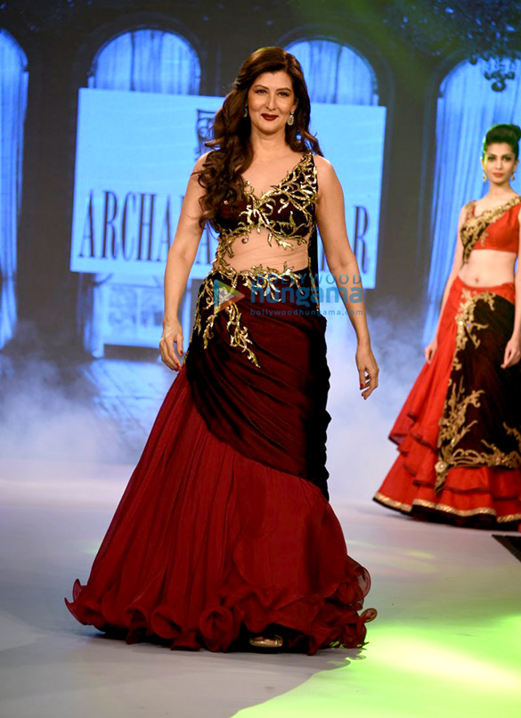 sangeeta bijlani and zareen khan walk for archana kochhars fashion showcase 4