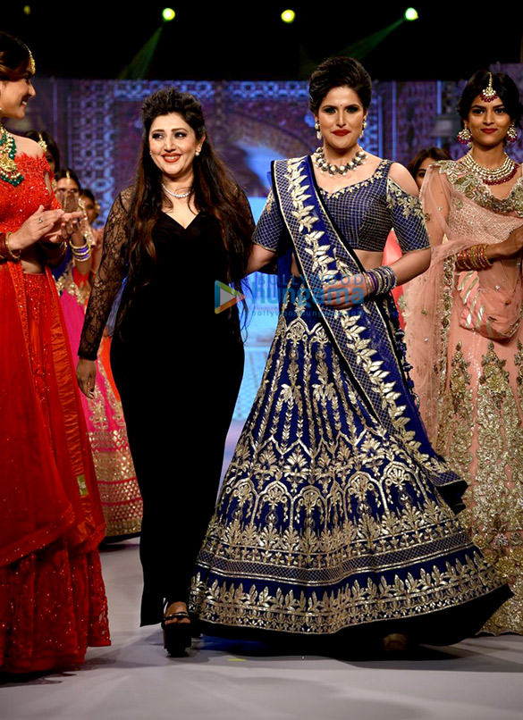 sangeeta bijlani and zareen khan walk for archana kochhars fashion showcase 5