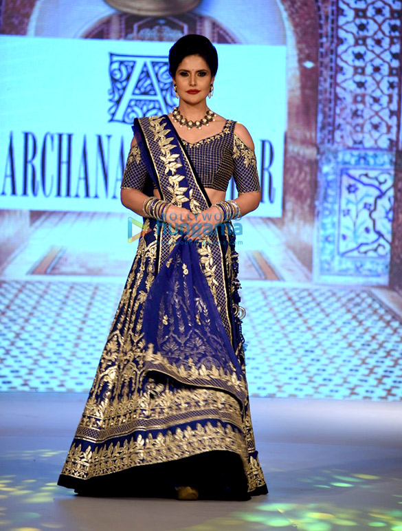 sangeeta bijlani and zareen khan walk for archana kochhars fashion showcase 7