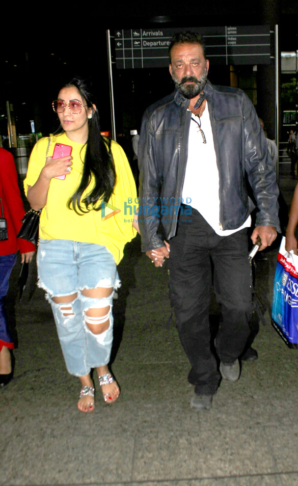 sanjay dutt and wife manyata dutt snapped at the mumbai airport 4