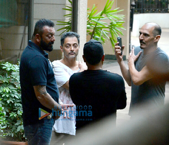 sanjay dutt snapped at his house in bandra with sujoy ghosh 1
