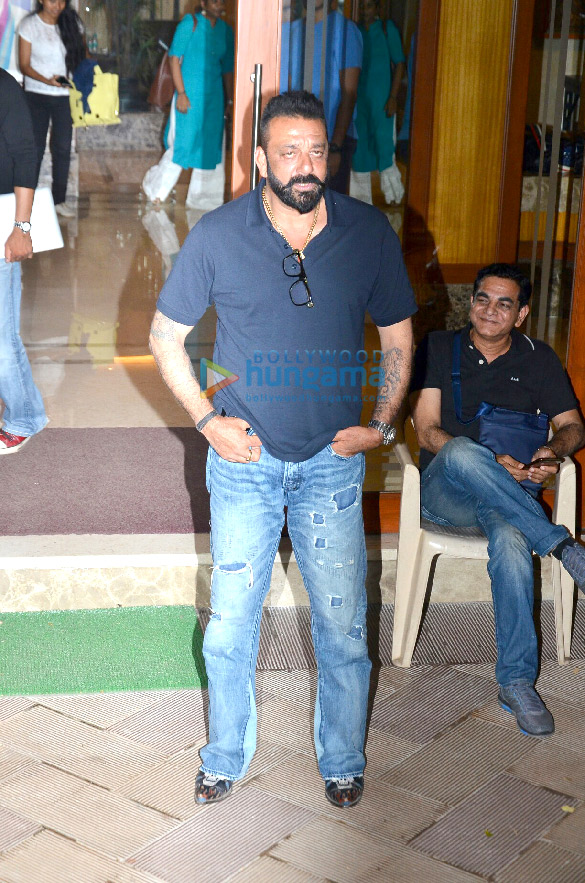 sanjay dutt snapped at his house in bandra with sujoy ghosh 5