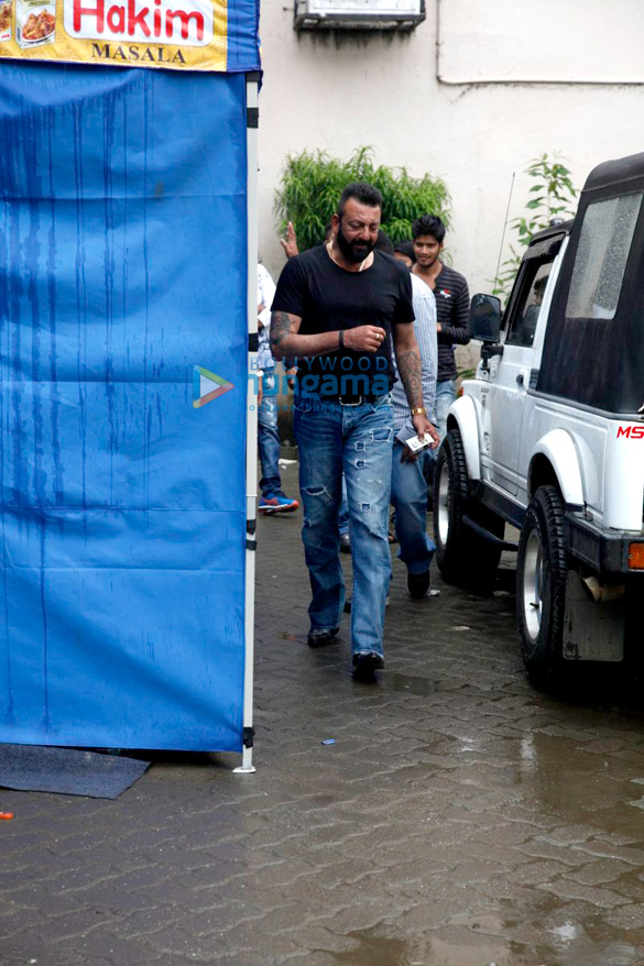 sanjay dutt snapped promoting his film bhoomi 2