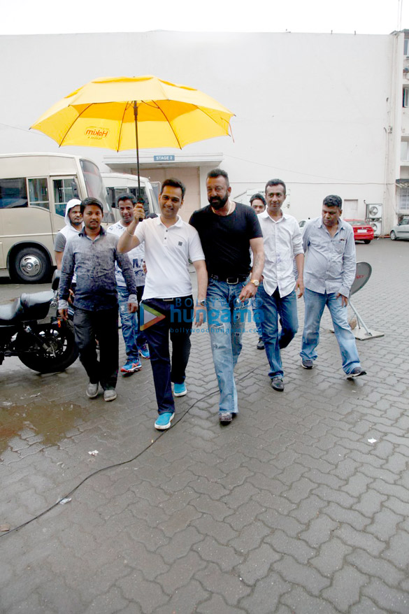 sanjay dutt snapped promoting his film bhoomi 5