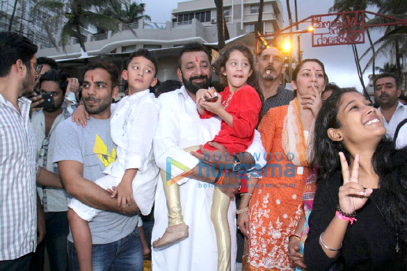 sanjay dutts ganesha visarjan at juhu beach 2