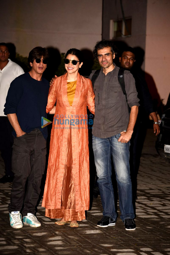 shah rukh khan anushka sharma and imtiaz ali snapped at airport 2