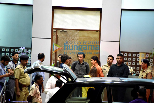 shah rukh khan anushka sharma and imtiaz ali snapped at airport 4