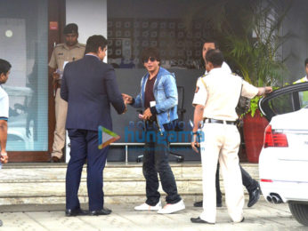 Shah Rukh Khan and Anushka Sharma snapped leaving to promote the film Jab Harry Met Sejal in Kolkata
