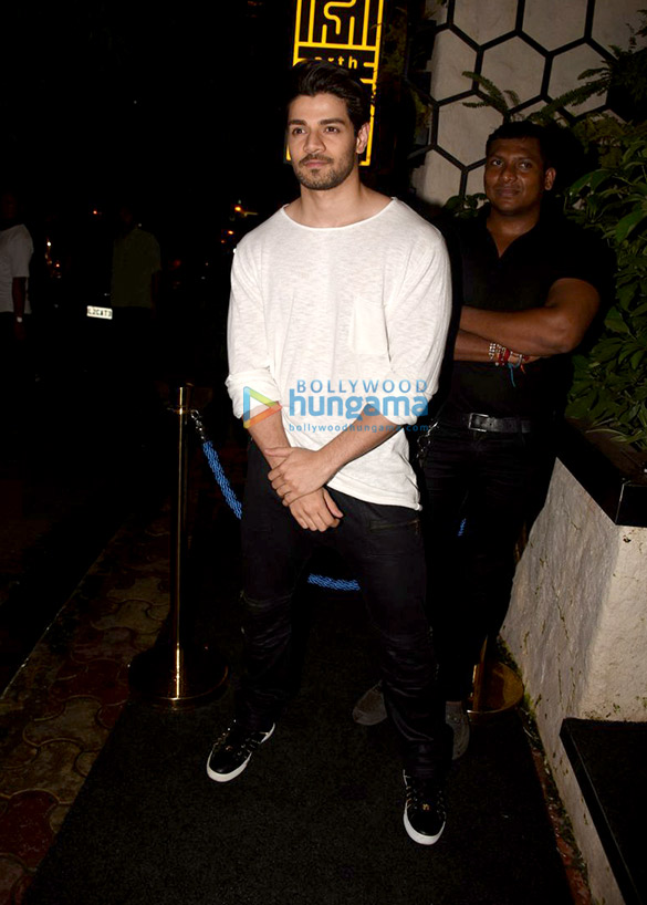 shah rukh sushant singh kriti sanon grace rohini iyers birthday bash 11