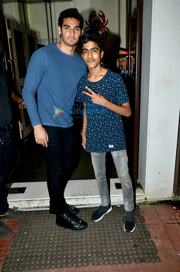 shraddha and suniel family snapped post dinner at bastian 3