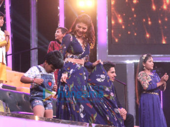 Sidharth Malhotra and Jacqueline Fernandez grace Sa Re Ga Ma Pa Li'l Champs only on Zee TV