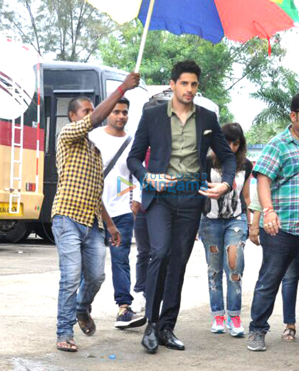 sidharth malhotra and jacqueline fernandez promote a gentleman on the sets of saregama lill champs 2