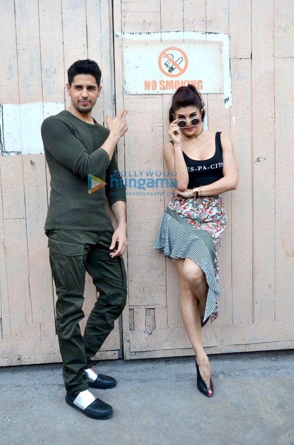 sidharth malhotra and jacqueline fernandez snapped at a gentleman promotions 04
