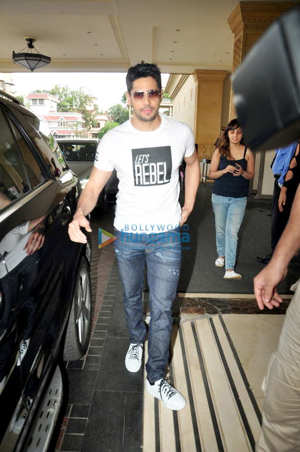 sidharth malhotra and jacqueline fernandez snapped at the promotions of a gentleman 3