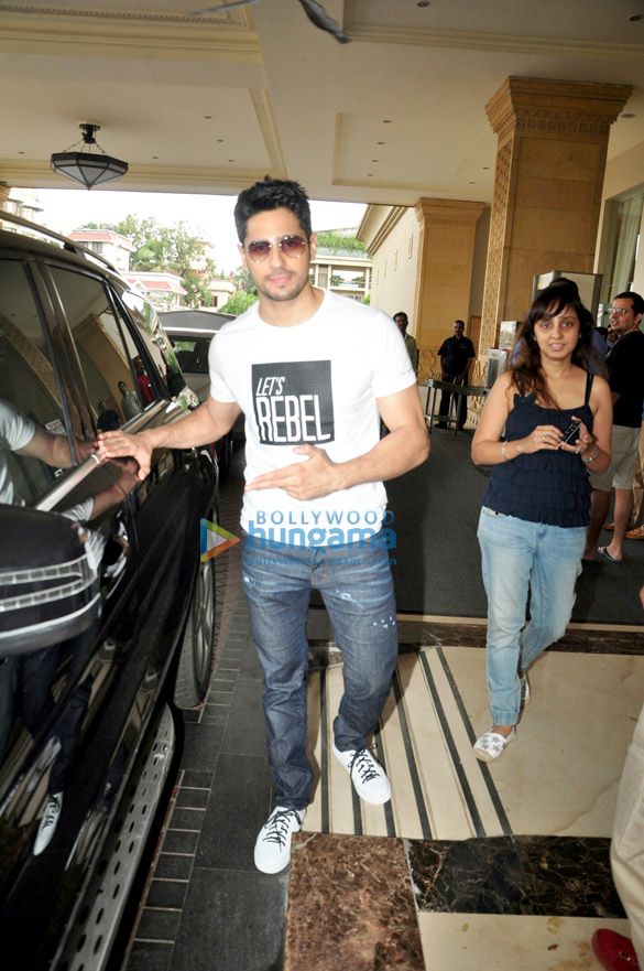 Sidharth Malhotra and Jacqueline Fernandez snapped at the promotions of ‘A Gentleman’ Sidharth Malhotra and Jacqueline Fernandez snapped at the promotions of ‘A Gentleman’
