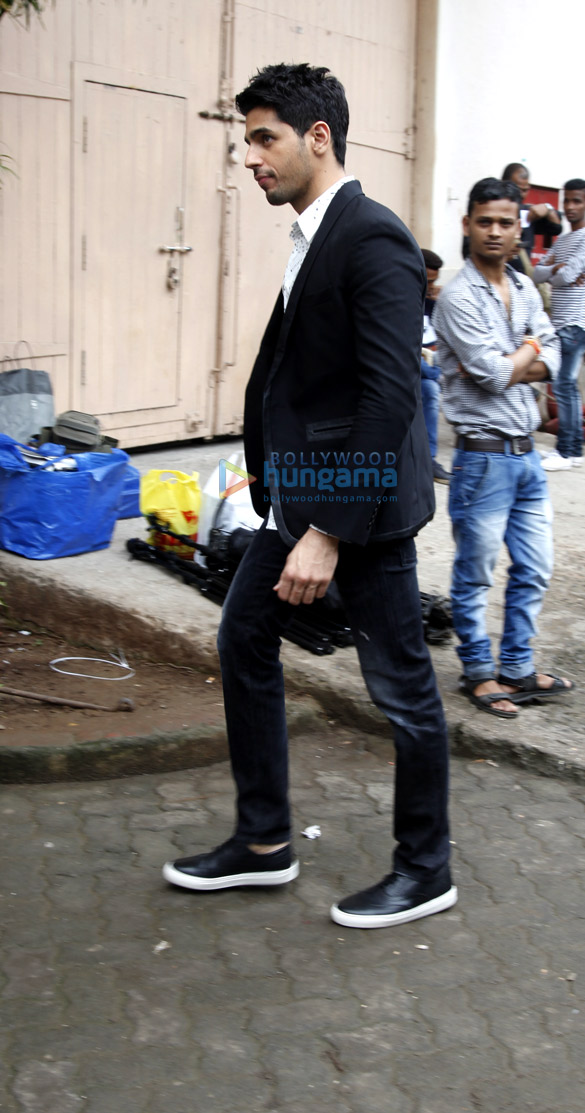 sidharth malhotra and jacqueline fernandez snapped promoting a gentleman at mehboob studio 3