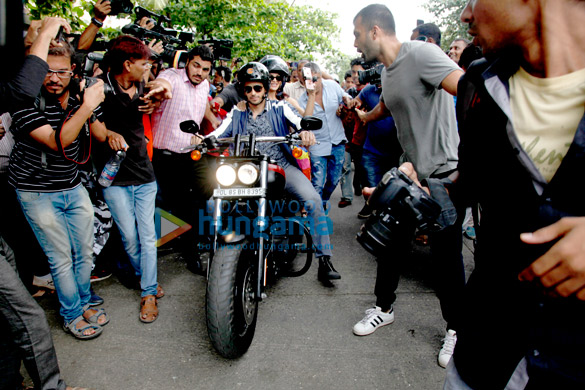 sidharth malhotra and jacqueline fernandez snapped riding a bike to promote a gentleman in bandra 4