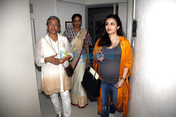 soha ali khan graces a fundraiser exhibition at out of the blue bandra 5