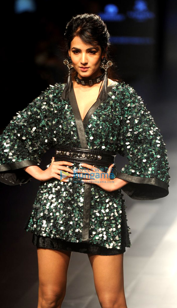 sonal chauhan disha patani and others walk the ramp at lakme fashion week 2017 3