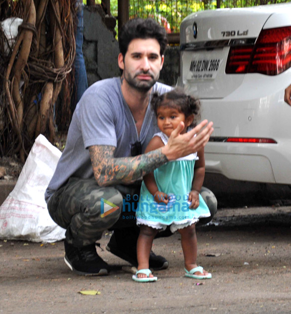 sunny leones husband daniel weber snapped with baby nisha 3