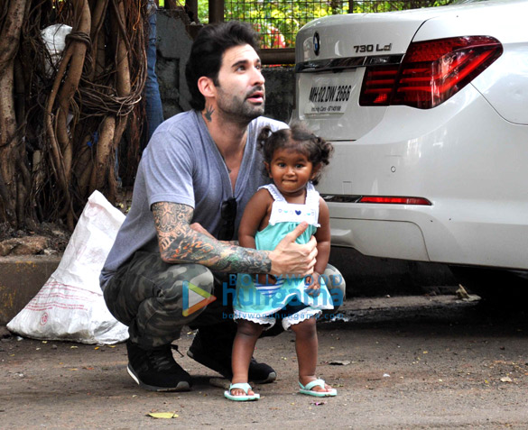 Sunny Leone's husband Daniel Weber snapped with baby Nisha | Daniel Weber,  Nisha Images - Bollywood Hungama