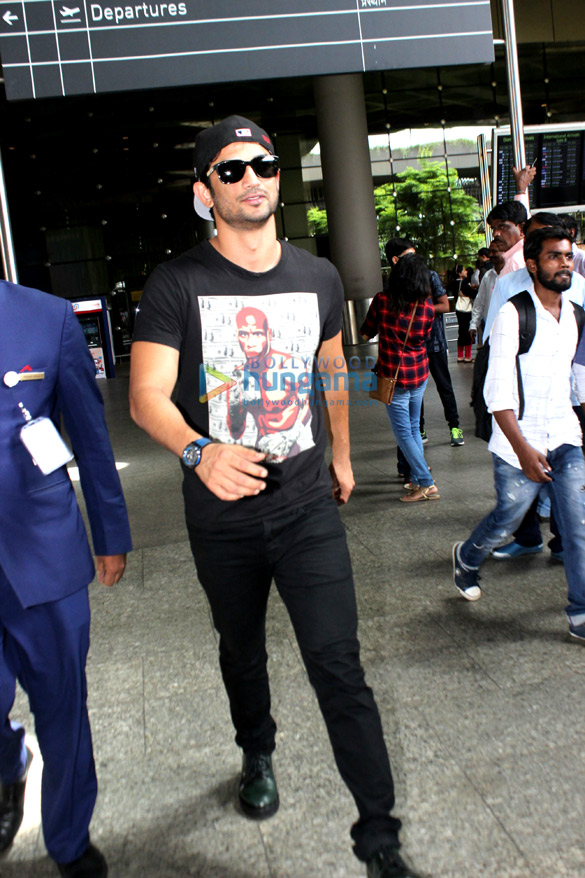 Sushant Singh Rajput and Kriti Sanon snapped at the airport Sushant Singh Rajput and Kriti Sanon snapped at the airport