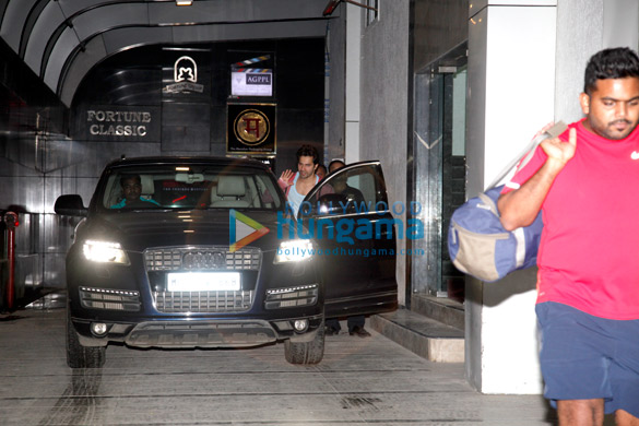 varun dhawan and kartik aaryan snapped at gym today 6