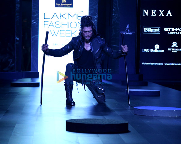 vidhyut jamwal walks for asa kazingmei at lakme fashion week 2017 1