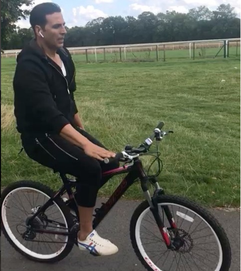 WATCH Akshay Kumar's cycle stunt while wishing Independence Day goes wrong!