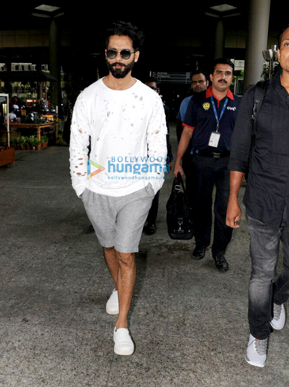 aamir khan kriti sanon ameesha patel and others snapped at the airport