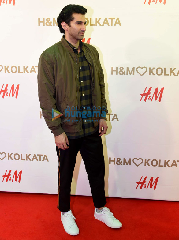 aditya roy kapur raima sen bhaichang bhutia at hm store launch in kolkata 4