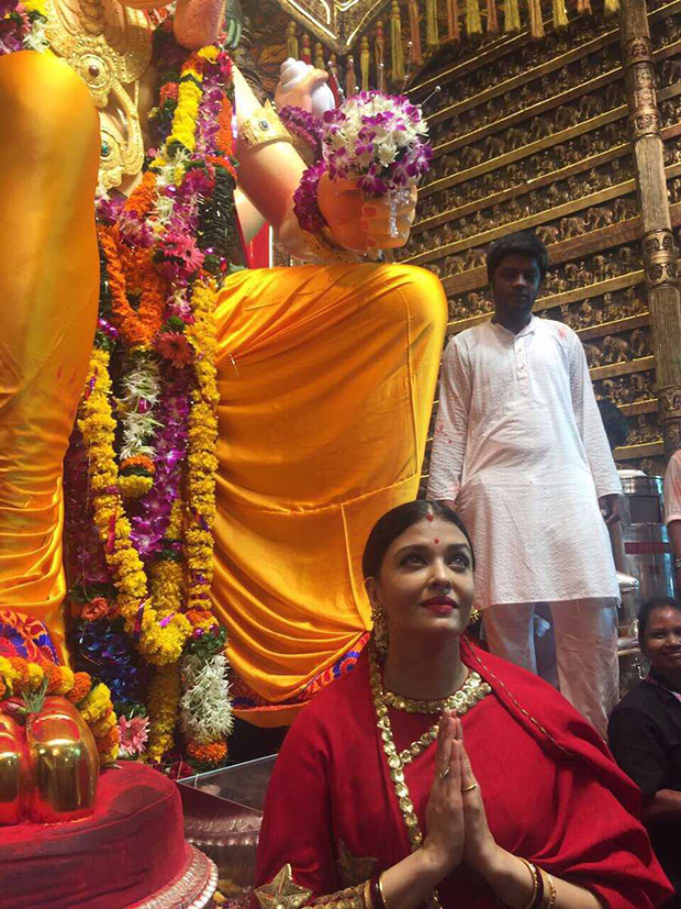 Aishwarya Rai Bachchan looks stunning in red saree at Lalbaugcha Raja-1
