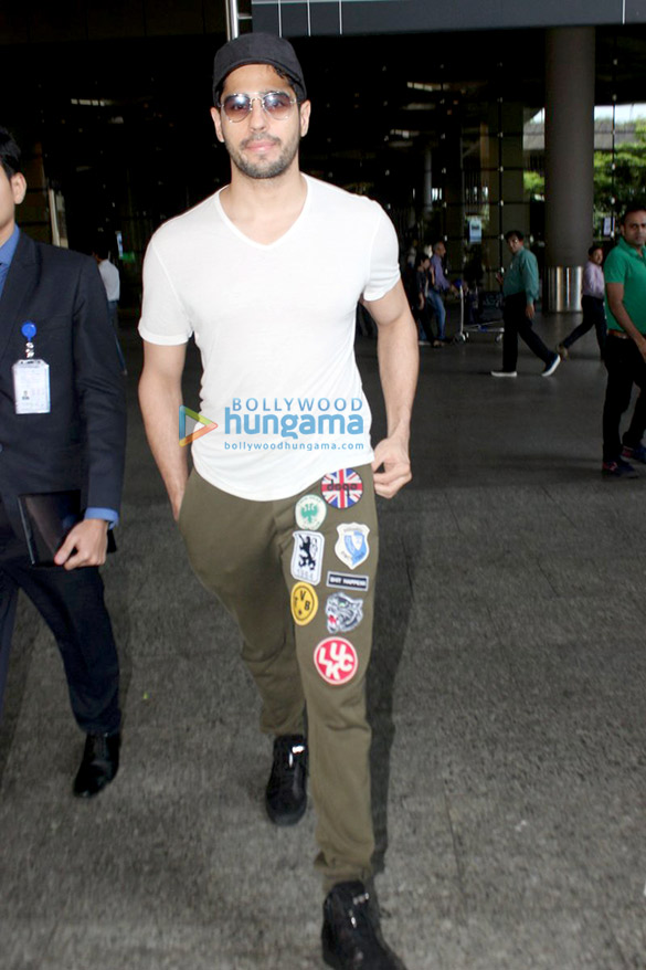 arjun rampal sidharth malhotra kalki koechlin snapped at the airport 2