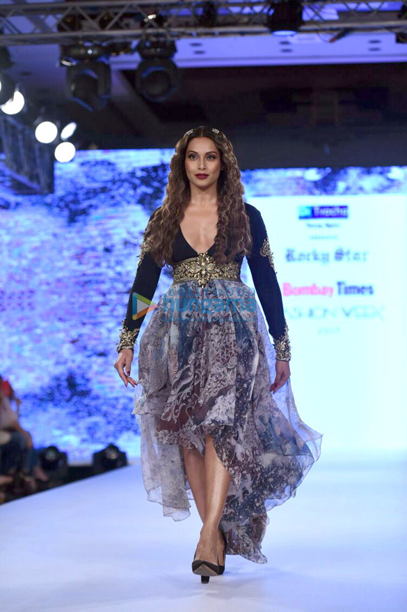 bipasha basu and rocky s walk the ramp at bombay times fashion week 5