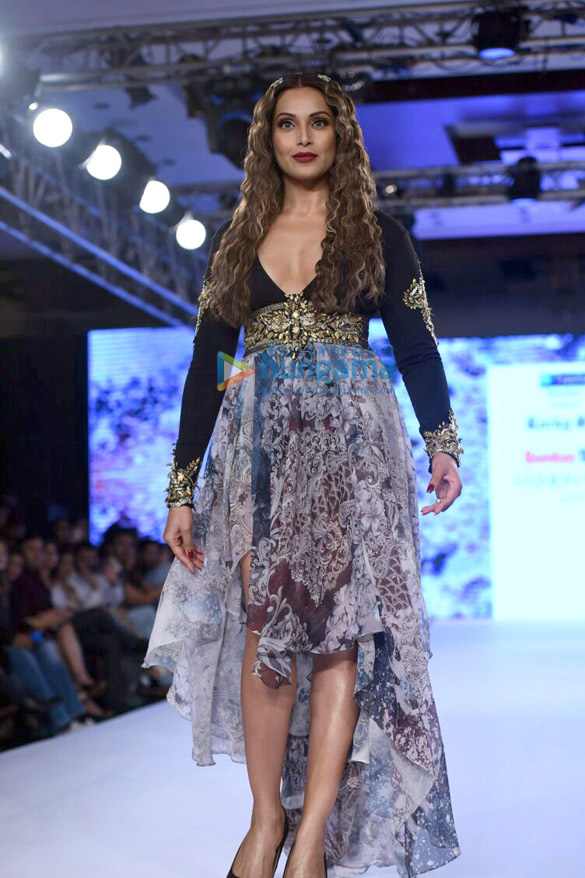 bipasha basu and rocky s walk the ramp at bombay times fashion week 6