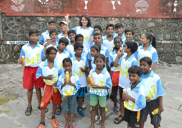 Mandana Karimi snapped with underprivileged kids in Bandra