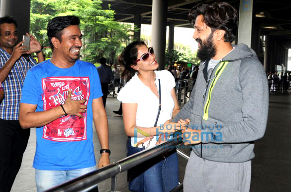 genelia dsouza arrives at the airport to receive her hubby riteish deshmukh as he returns from n 1