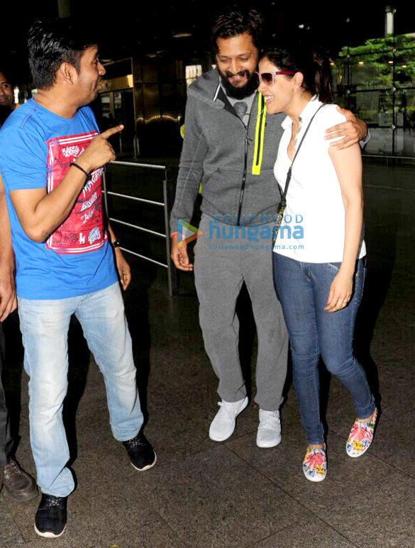genelia dsouza arrives at the airport to receive her hubby riteish deshmukh as he returns from n 4