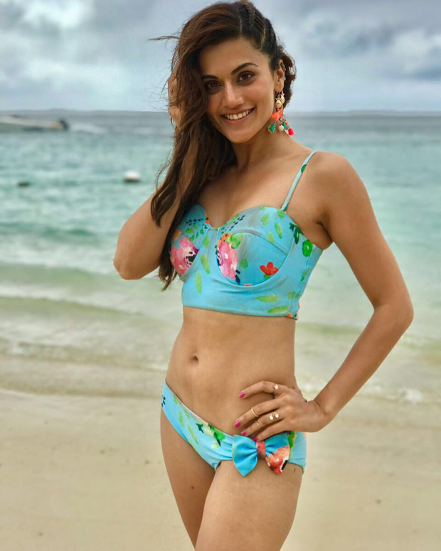 HOTNESS Taapsee Pannu looks stunning in a floral bikini in the song 'Aa Toh Sahi’ from Judwaa 2 (1)