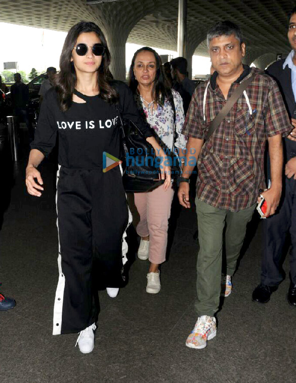 Alia Bhatt, her mother and Sunil Grover snapped at the airport