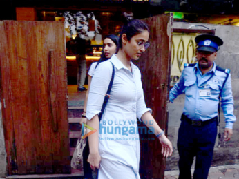 Ileana D'Cruz snapped outside a restaurant in Bandra