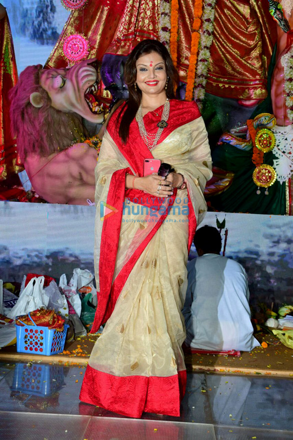 kajol tanishaa mukerji tanuja at north bombay sarbojanin durga puja 5